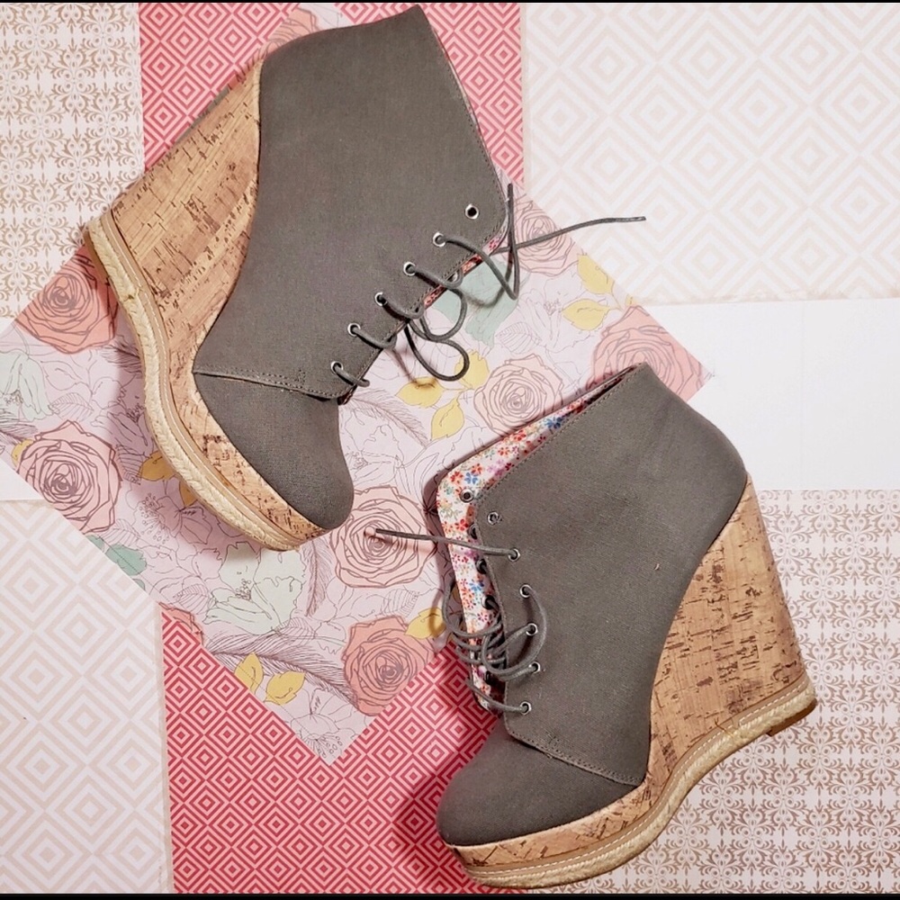 Call it Spring Olive Green Cork Wedge Ankle Boot Size 10